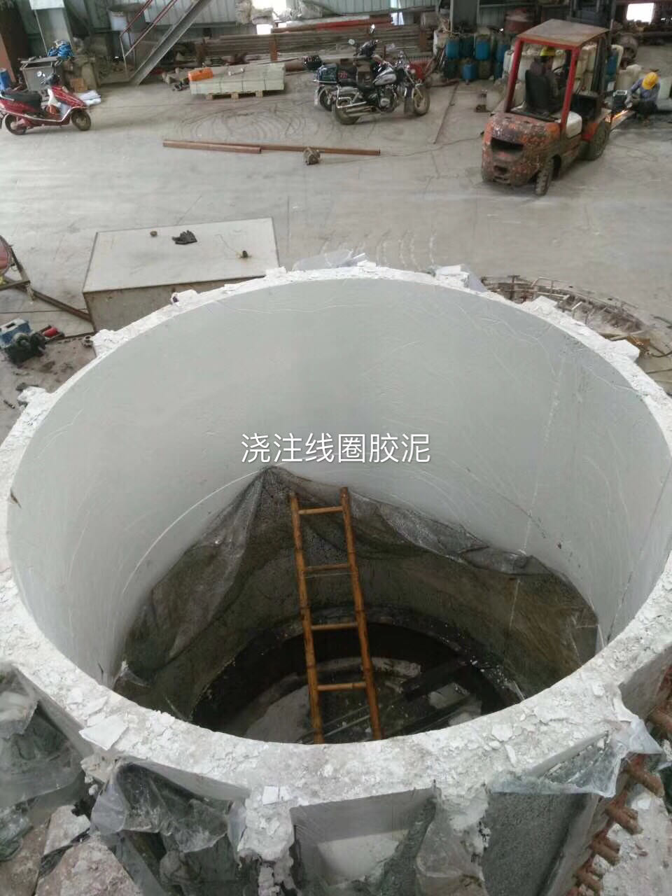 中频炉耐火材料 - 线圈胶泥浇注现场